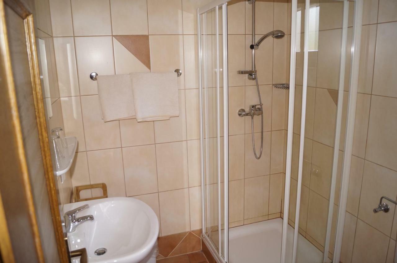 Standard Single Room Shower,811364664:JPEG